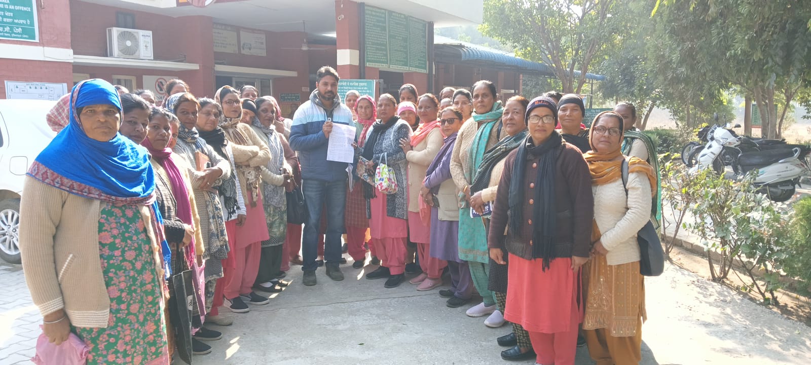 A delegation of ASHA workers (CITU) submitted a memorandum to the Senior Medical Officer at PHC Posi regarding their demands.